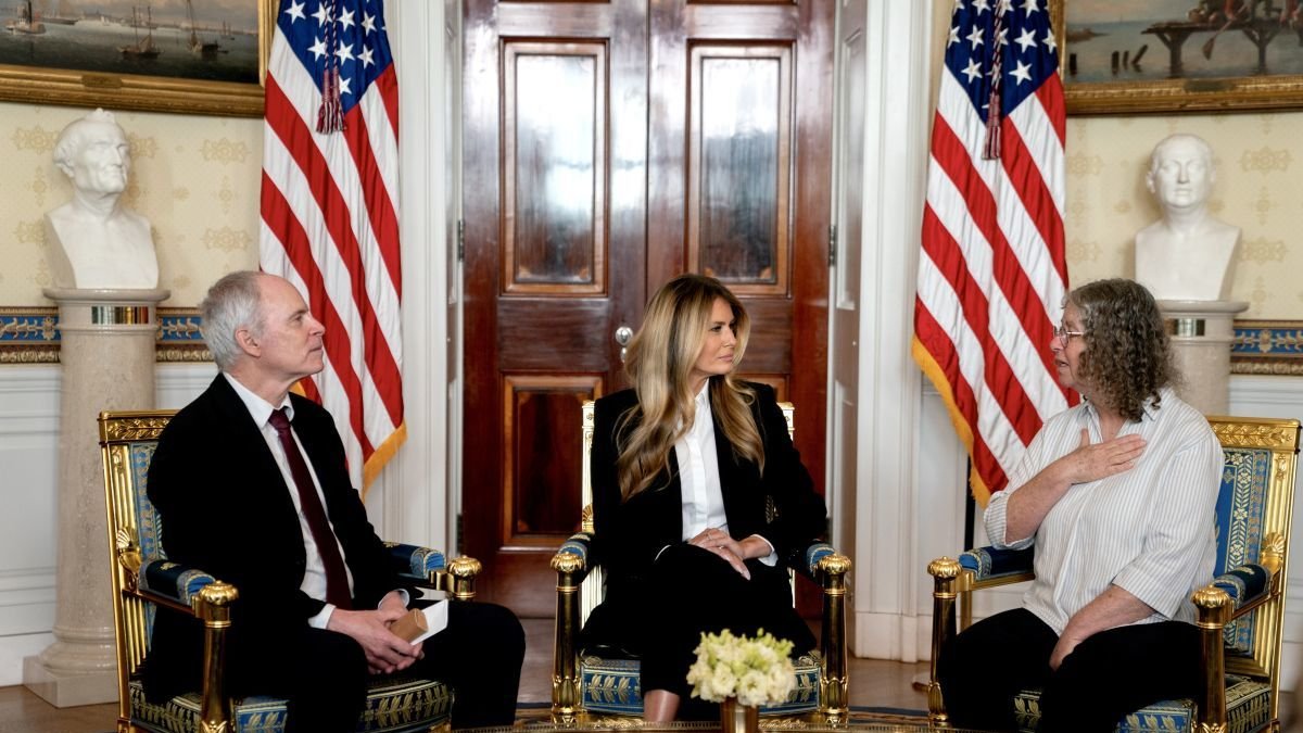 Melania Trump junto a los rehenes israelíes Keith Siegel y Aviva Siegel.