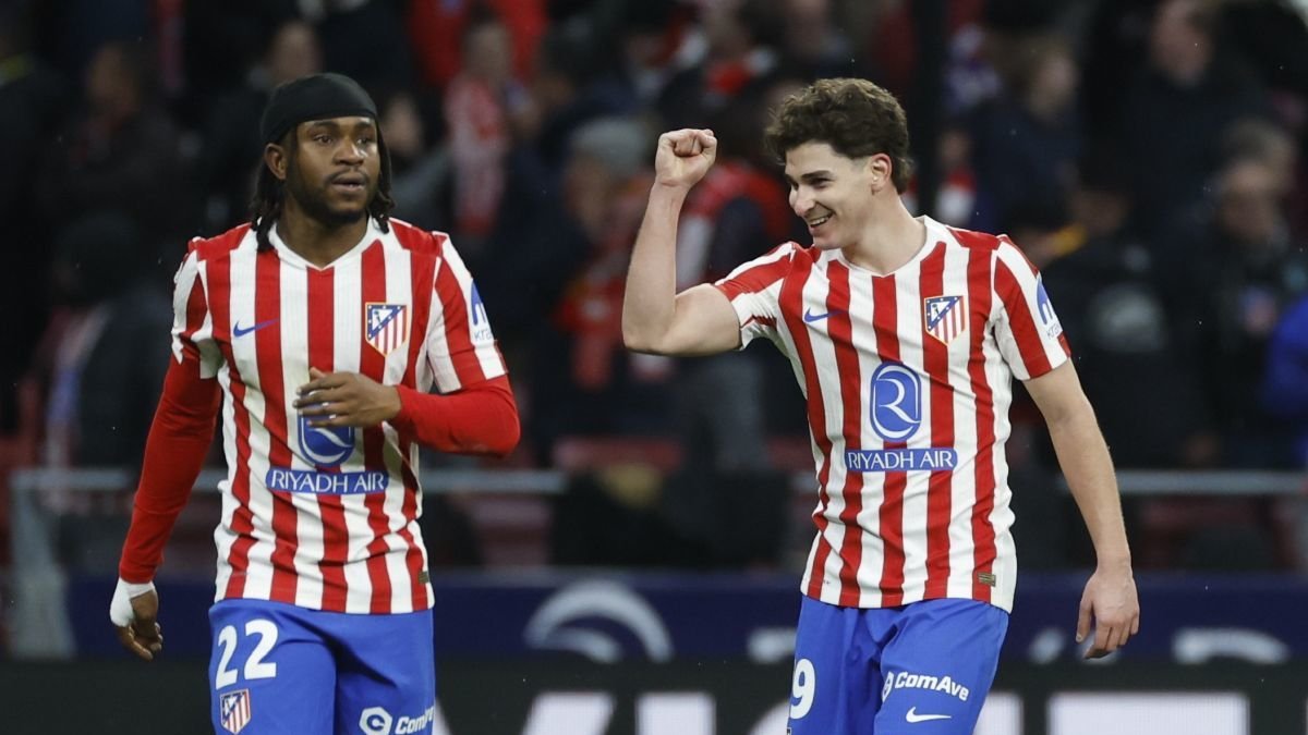 Julián Álvarez celebra su gol en presencia de su compañero Lookman.