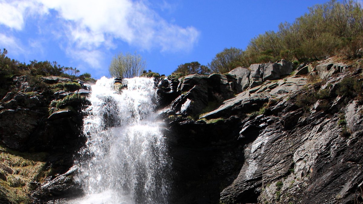 Agua ladera abajo en una de las cascadas del norte de León