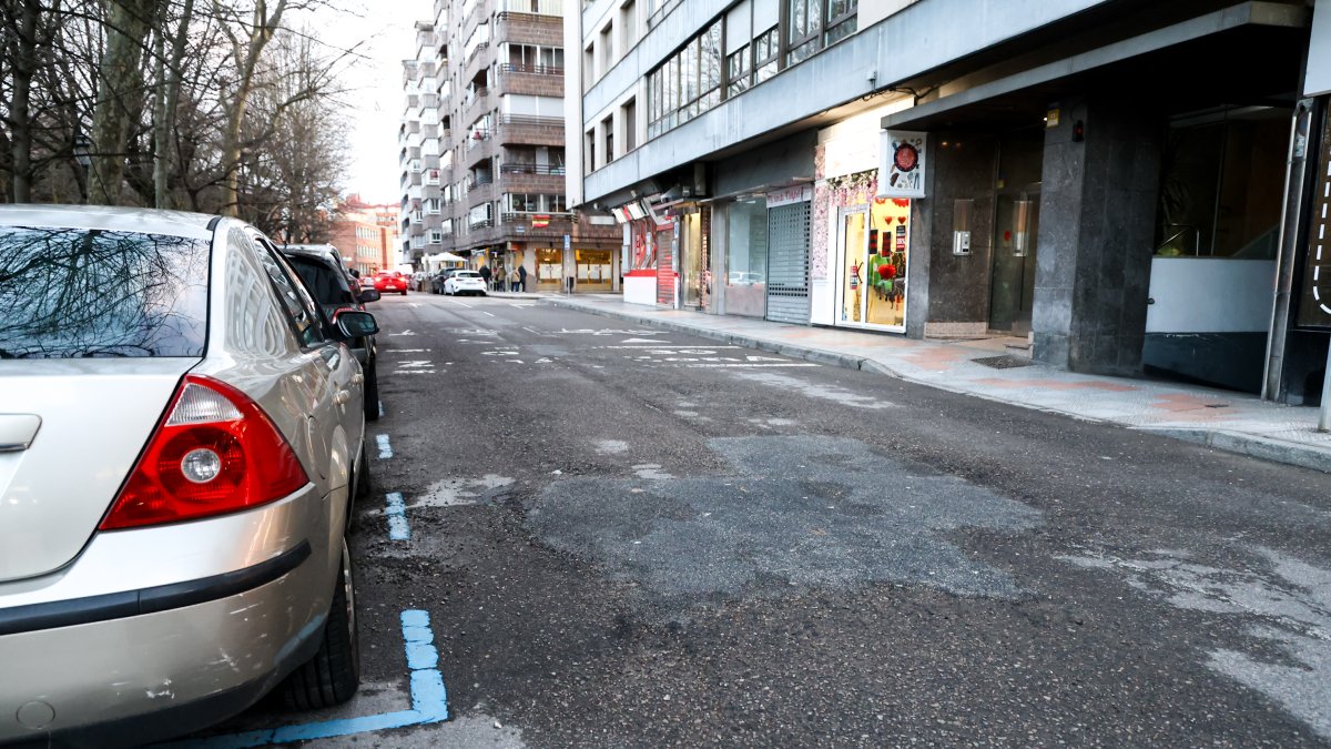 Baches reparados al principio de la calle Marqueses de San Isidro, durante una intervención anterior.