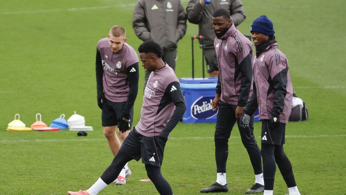 Vinicius juega con el balón en el entrenamiento de ayer.