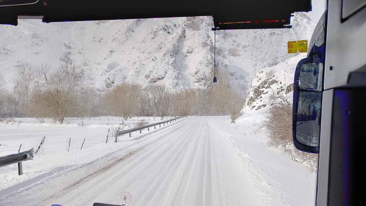 Un coche de línea por la estepa leonesa