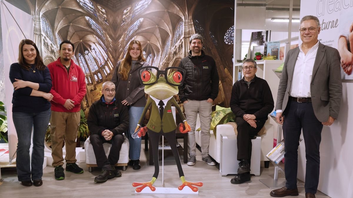 Martín Baños y Jesús Gómez, a la derecha, con el equipo de Ya Está!.