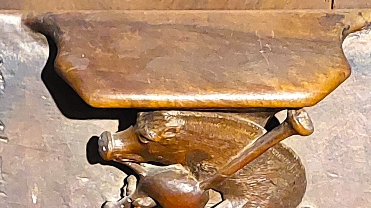 Un jabalí toca la gaita en la sillería baja de la catedral.