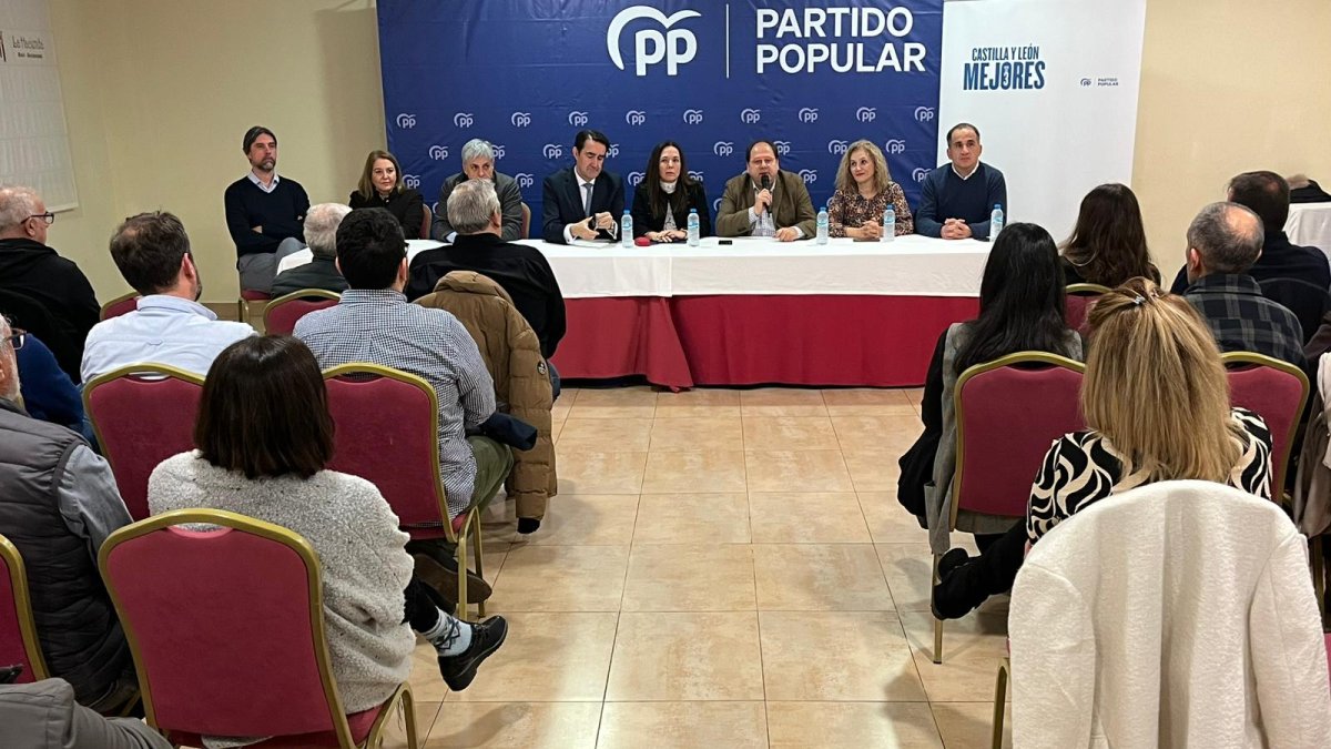 Encuentro del PP con alcaldes y portavoces de la comarca de La Bañeza y del Sur de León