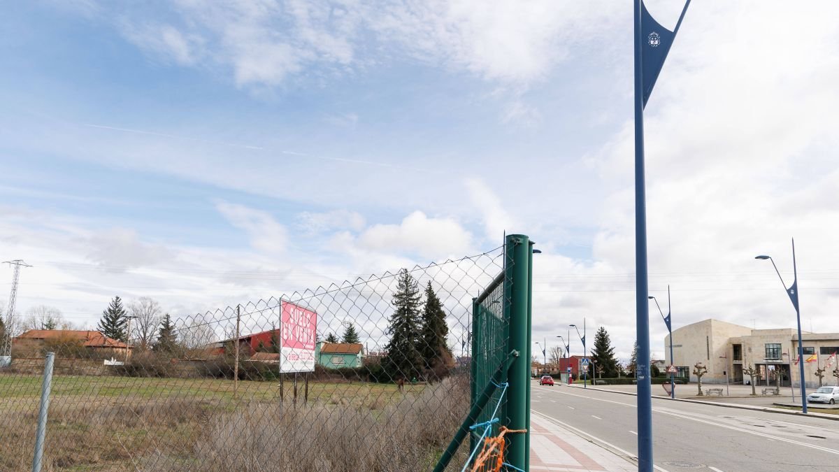 Parcela sobre la que la cadena cántabra planea abrir un súper.