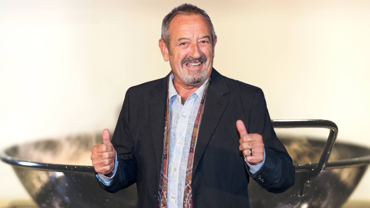 Karlos Arguiñano posa sonriente con su gesto característico de aprobación, símbolo de su estilo cercano y su célebre «rico, rico y con fundamento»