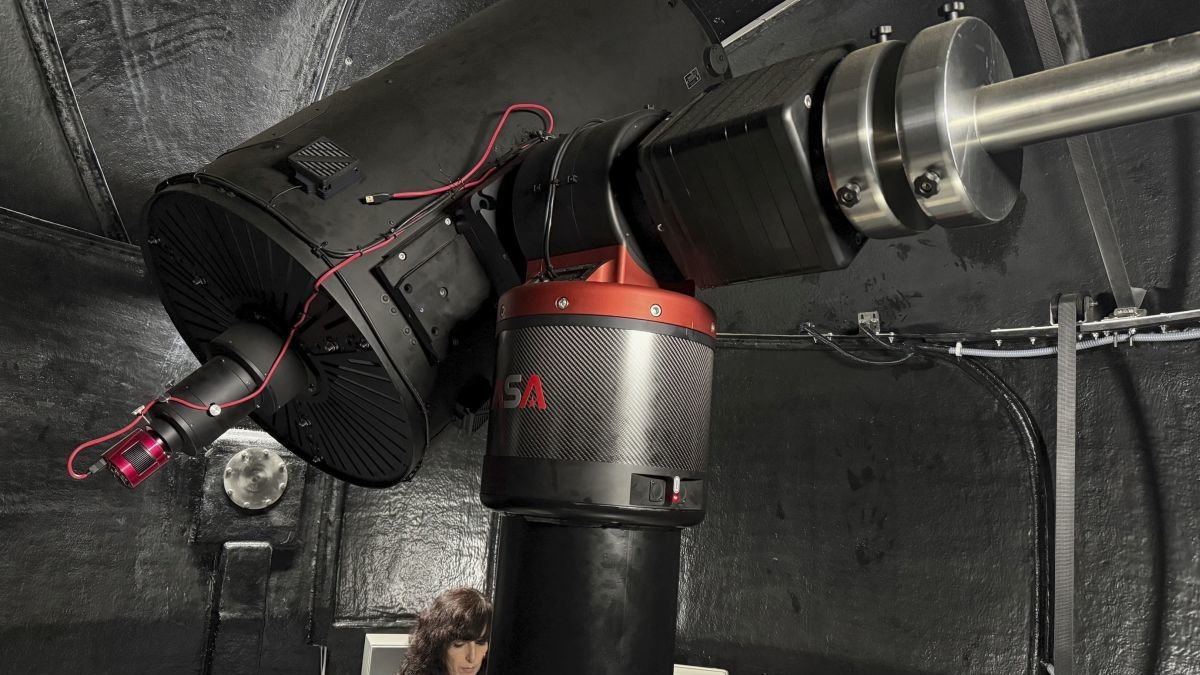 El telescopio, por dentro, con la científica que lo dirige, Verónica Fernández Mármol.