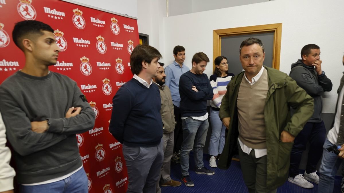 Raúl Llona y el director deportivo de la Cultural, José Manzanera, en el momento de la despedida del entrenador riojano.