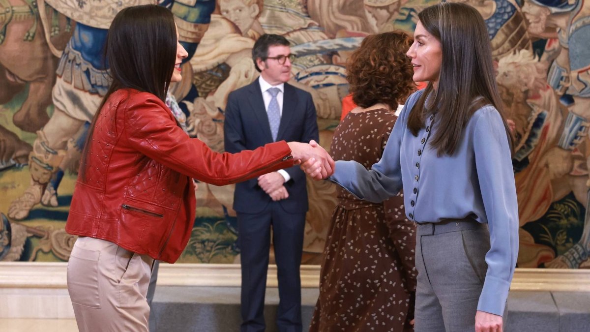 La reina Letizia recibe a la nutricionista leonesa Beatriz Robles en Zarzuela tras su reconocimiento en divulgación científica.