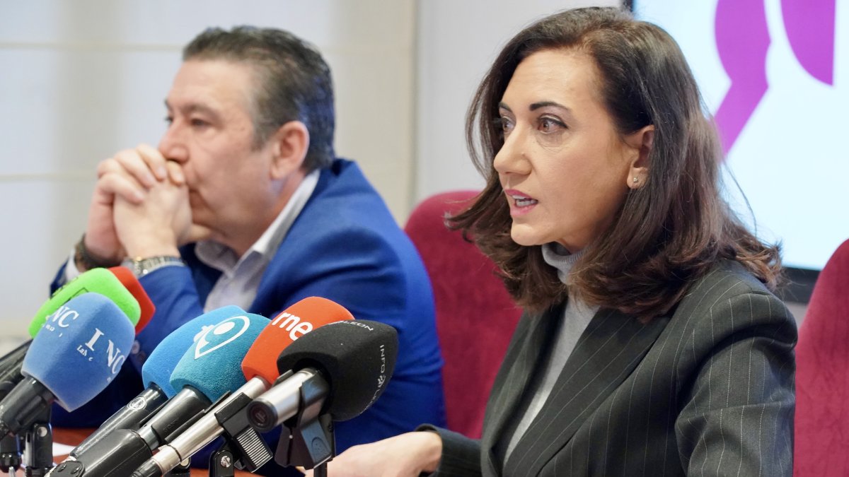 Luis Mariano Santos y Alicia Gallego, durante la rueda de prensa en la que anunciaron el recurso contra la decisión de la Junta Electoral de Castilla y León.