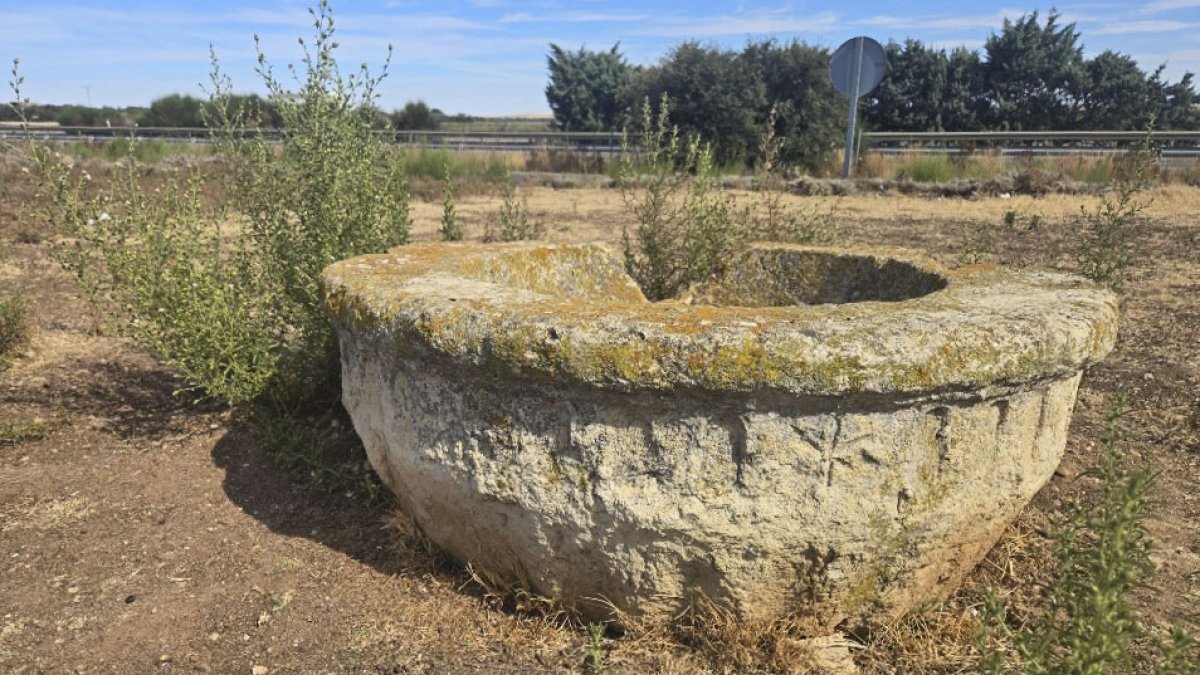 Pila bautismal del siglo XVI utilizada como un cubo de basura en San Pedro de Latarce.