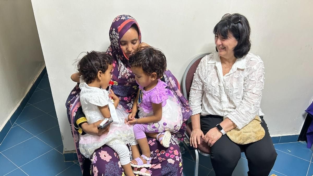 Las pequeñas siamesas en Mauritania con su madre, durante la visita de la neonatóloga Ana Alarcón.