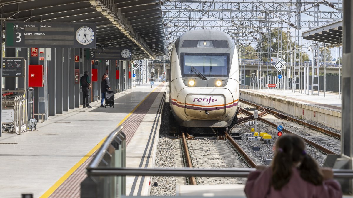 El primer tren de Renfe de la línea Madrid-Huelva que circula desde el accidente ferroviario de Adamuz.