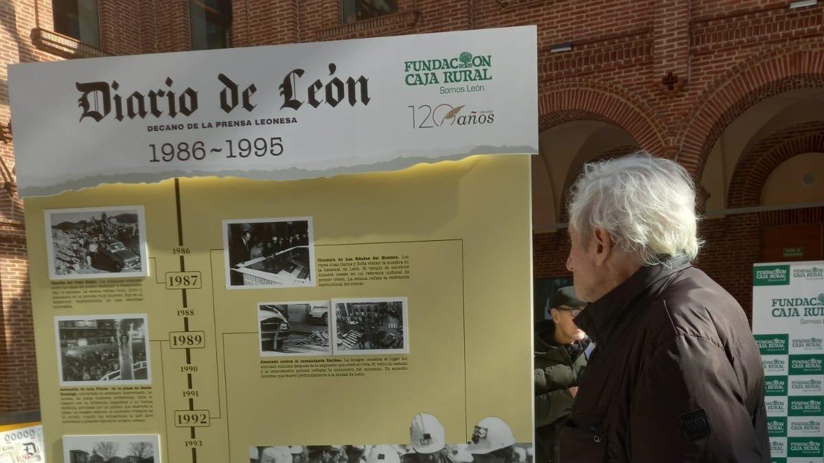 Luis del Olmo visita la exposición del 120º aniversario del Diario de León.