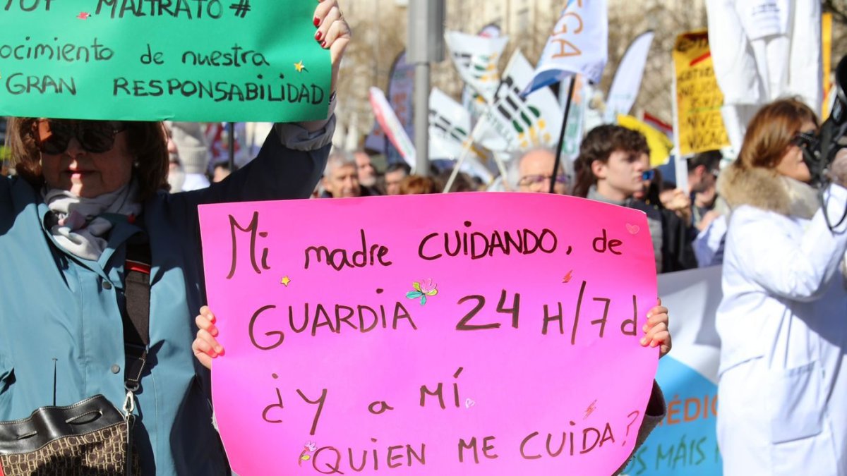 Una niña sujeta un cartel contra las guardias de 24 horas.