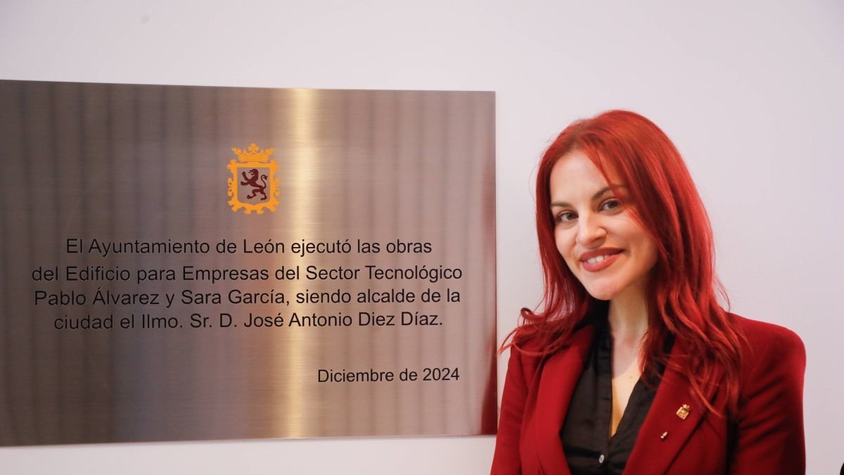 Sara García con la placa en la que se refleja que ella y Pablo Álvarez dan nombre al centro.
