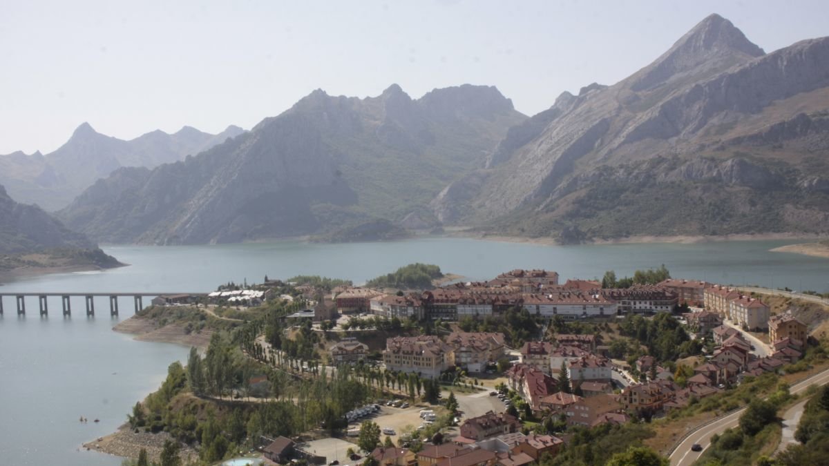 Riaño, con vista al fondo de la entrada a la zona de Bachende y el valle de Anciles.