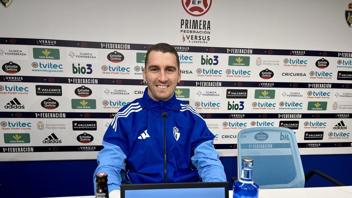 Andrés Prieto sonriente en la rueda de prensa.