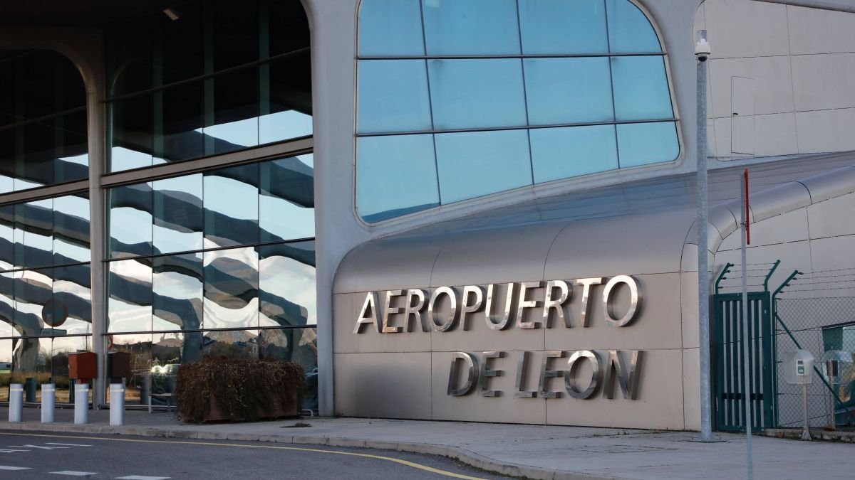 Fachada principal del aeropuerto de León