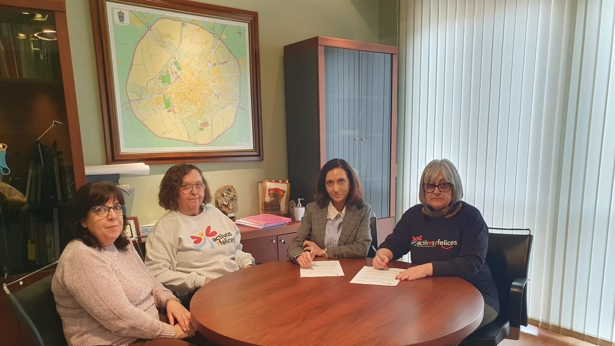 Un momento de la firma del convenio.