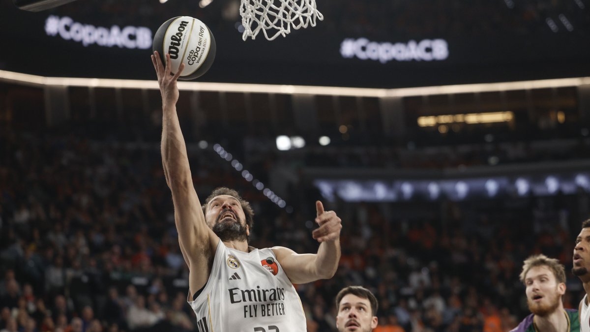 Sergio Llull entra a canasta en el partido frente al Unicaja.