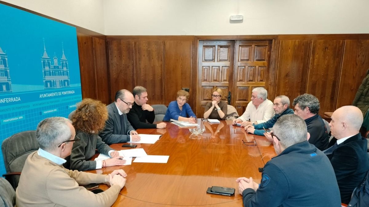 El alcalde, Marco Morala, reunido con las partes implicadas en la solución del problema.