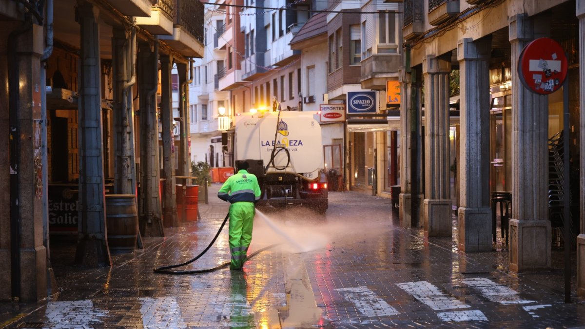 Servicio de limpieza del Ayuntamiento de La Bañeza.