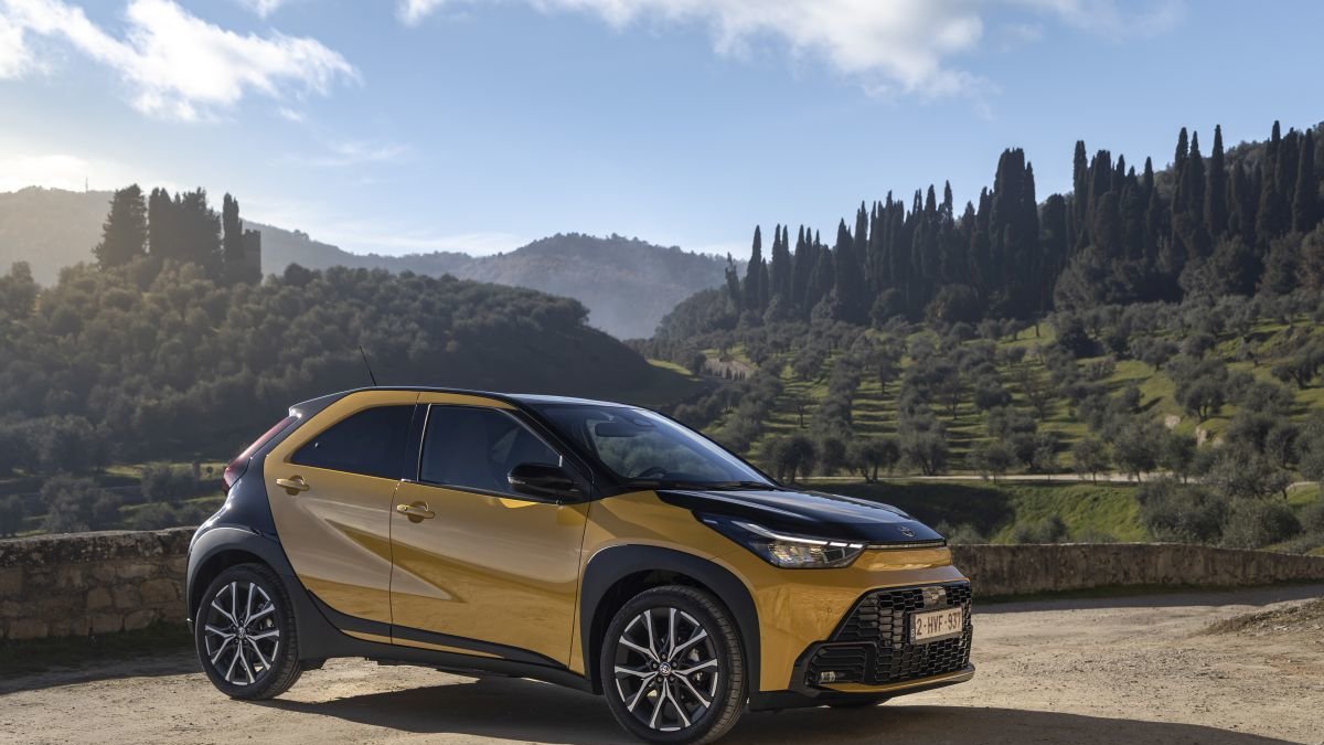 El bitono Amarillo Mostaza proporciona un marcado carácter al nuevo Aygo X Cross Hybrid.