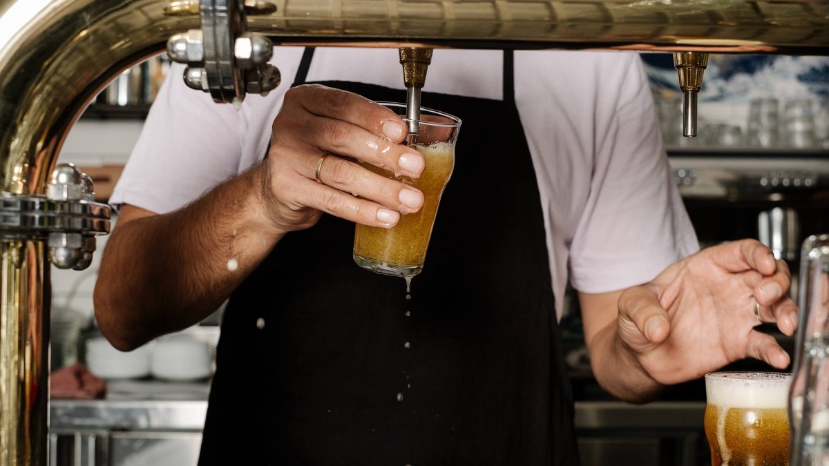 El bar, equipado y listo para funcionar, busca nuevo gestor en un municipio leonés que lo saca a concurso por 100 euros al año.