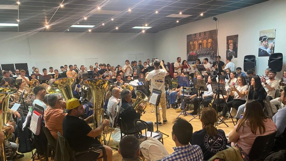 Ensayo conjunto de bandas en el local del Santo Cristo de la Bienaventuranza.