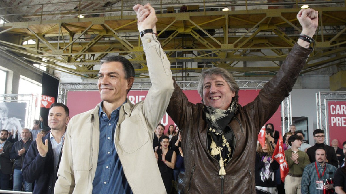 El presidente del Gobierno, Pedro Sánchez, y el candidato Partido Socialista a la Presidencia de la Junta de Castilla y León, Carlos Martínez, intervienen en un acto público del partido junto a la candidata por León, Nuria Rubio, y el secretario provincial del PSOE, Javier Alfonso Cendón