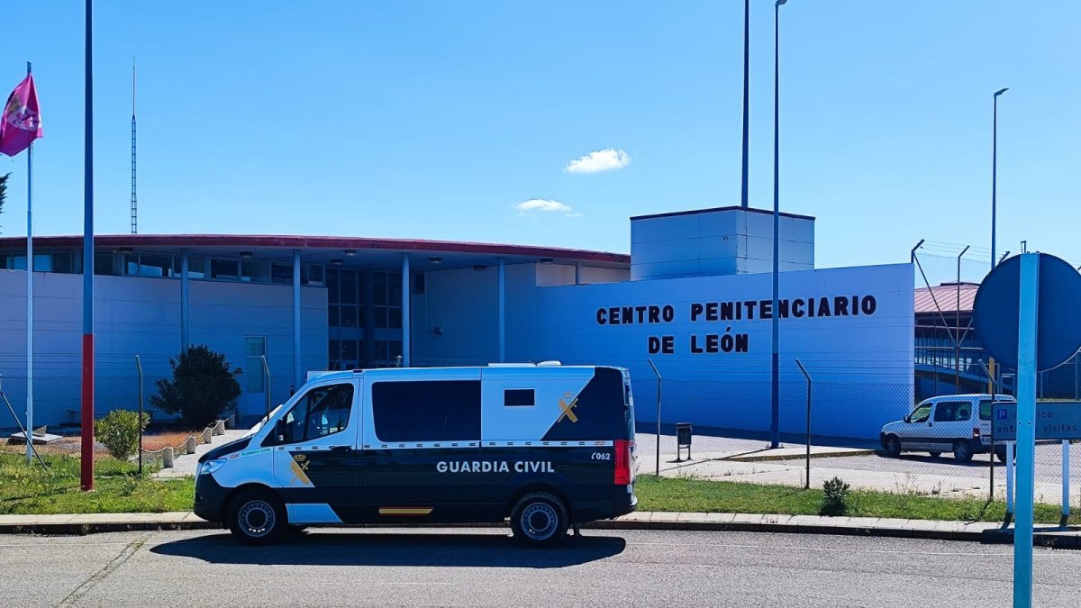 La Guardia Civil custodia el acceso a Villahierro.