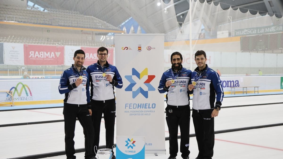 Eduardo de Paz junto a sus compañeros del Txuri Berri con su trofeo de campeón de España.