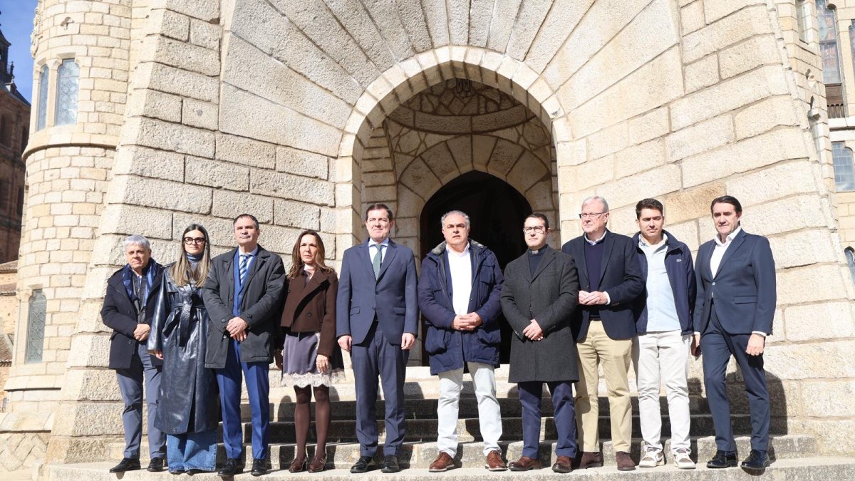 Un instante durante la visita de Alfonso Fernández Mañueco a Astorga.