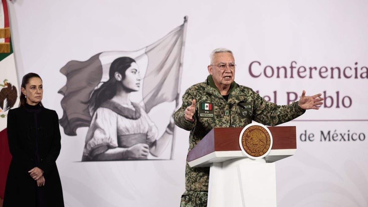 El secretario de la Defensa Nacional, Ricardo Trevilla, y la presidenta de México, Claudia Sheinbaum, ayer.