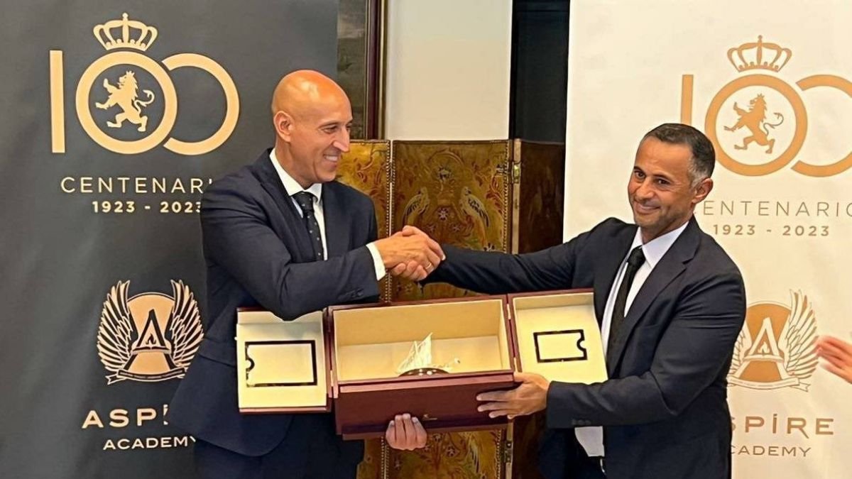El alcalde de León, José Antonio Díez, y el presidente de la Cultural, Mohammed Al-Suwaidi.