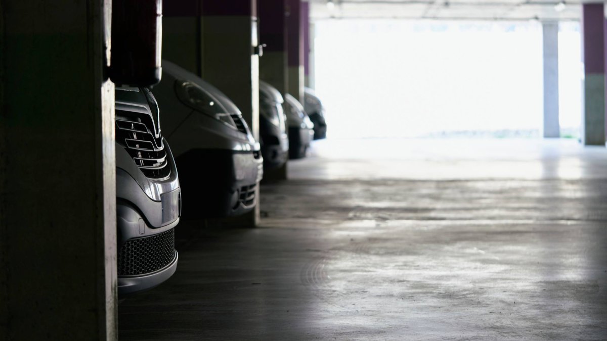 La saturación de parkings urbanos reabre el debate sobre nuevas soluciones como el modelo nocturno que ya aplican supermercados en Alemania.