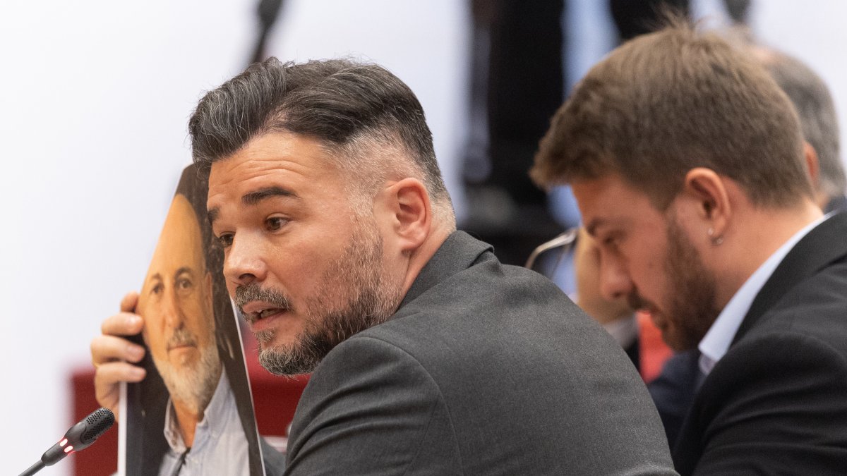 17/11/2025 El portavoz de ERC en el Congreso, Gabriel Rufián, durante la comisión de la dana, en el Congreso de los Diputados, a 17 de noviembre de 2025, en Madrid (España). El 'popular' Carlos Mazón, abre hoy las comparecencias políticas de la comisión del Congreso que investiga la gestión de la dana del 29 de octubre de 2024, que dejó 229 muertos sólo en Valencia, y se enfrenta, por primera vez, a un interrogatorio con el formato de pregunta-respuesta sobre su actuación.
POLITICA
Eduardo Parra - Europa Press