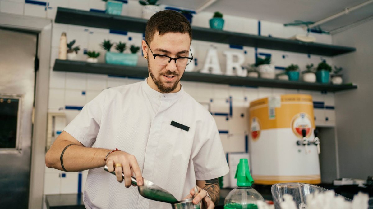 Un trabajador atiende el servicio del bar en temporada de verano