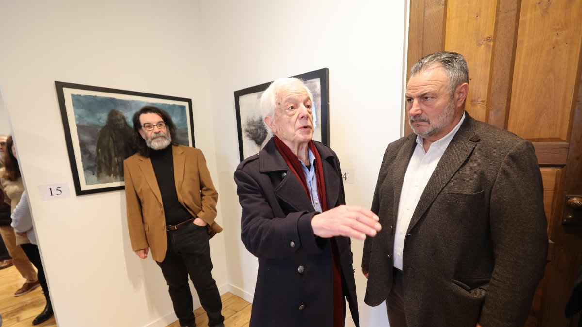 El presidente del IEB, José Luis Cavero, el pintor Luis Gómez Domingo y el alcalde de Camponaraya, Eduardo Morán, en la exposición de la Casa Ucieda-Osorio.