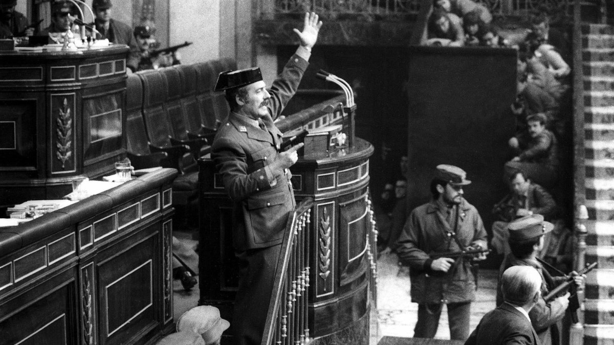 Tejero irrumpe, pistola en mano, en el Congreso de los Diputados durante la segunda votación de investidura de Leopoldo Calvo Sotelo como presidente del Gobierno.