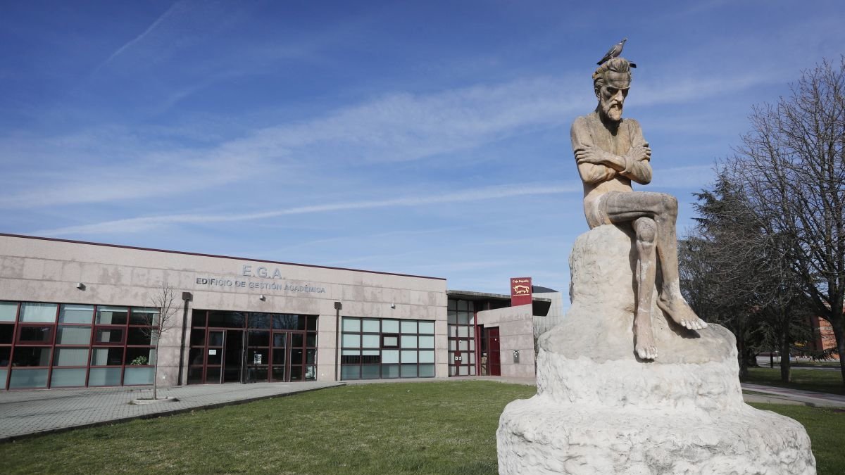 La figura del Pensador, símbolo de la ULE.