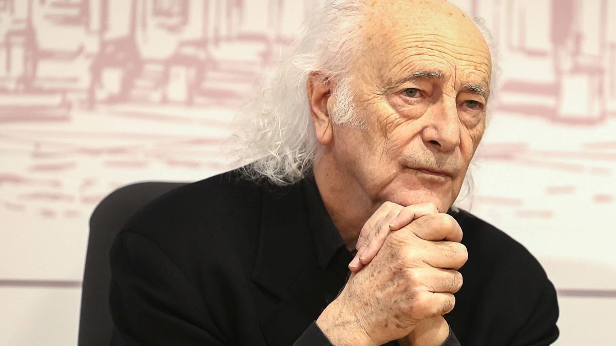 Amancio Prada participó ayer en la presentación de su concierto en el Auditorio, en el que conmemora los 50 años de su disco 'Rosalía de Castro'.
