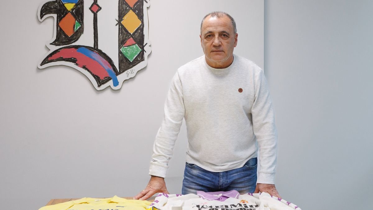 Narciso posa con las camisetas de la Cultural y de la UD Las Palmas con las que jugó.