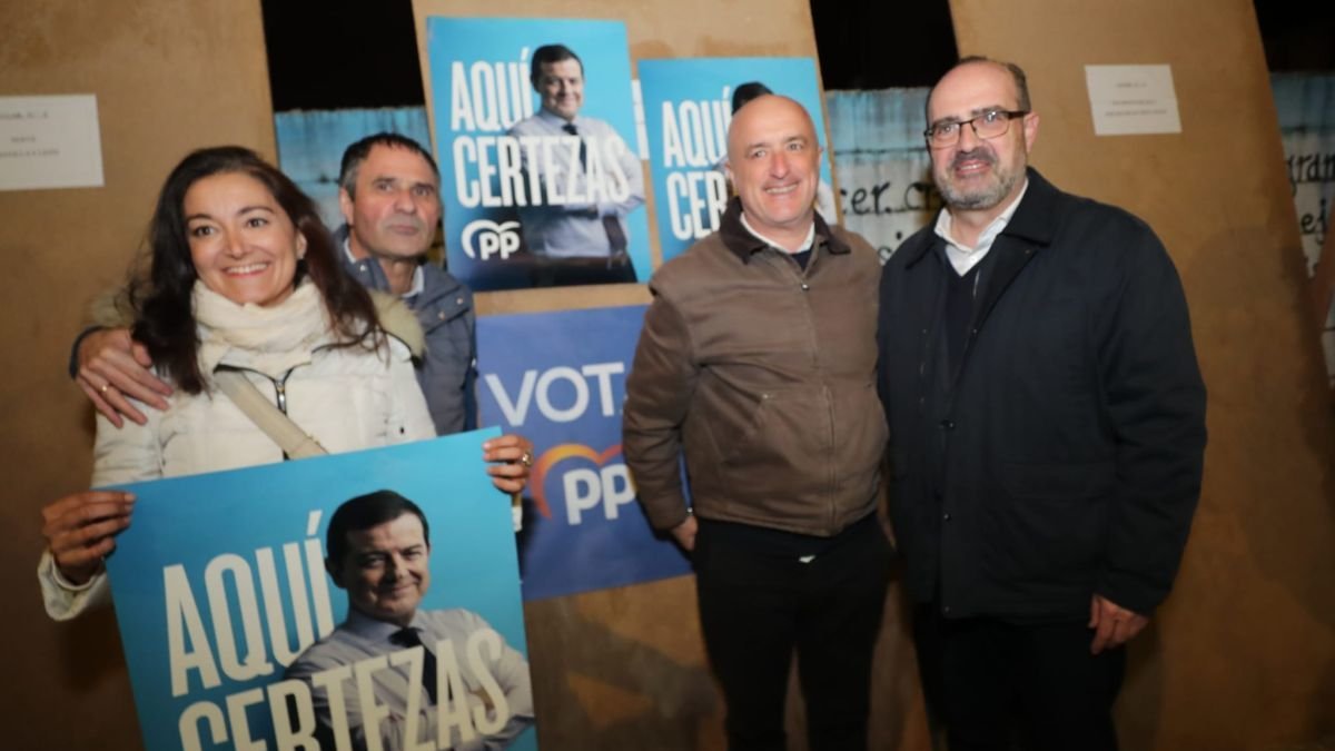 Los populares y candidatos anoche en Ponferrada.