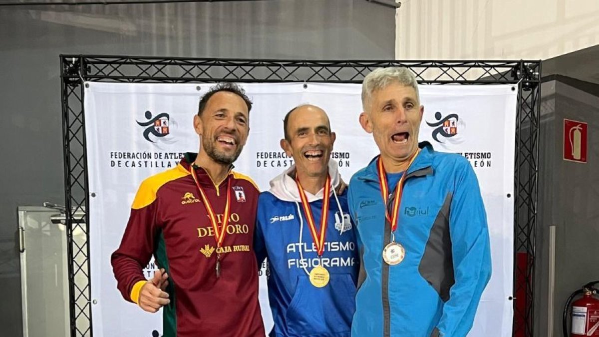 Ángel Manuel Calero, en el centro con su medalla de oro.