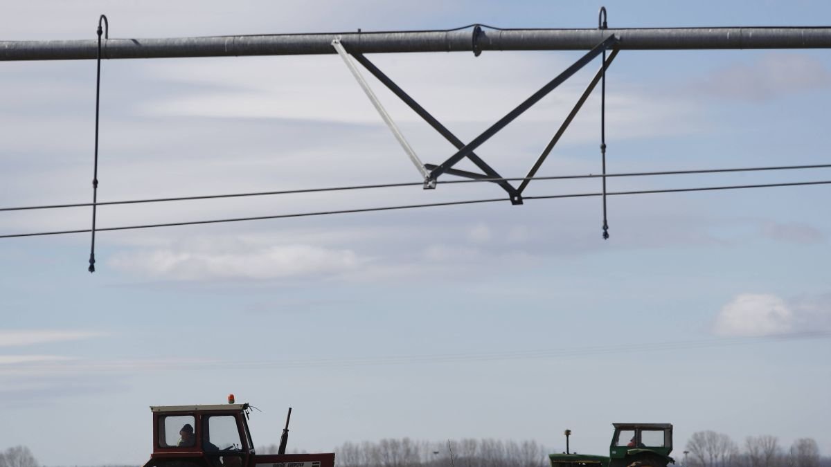 Tractores realizan labores de campo en Palacios de Fontecha.