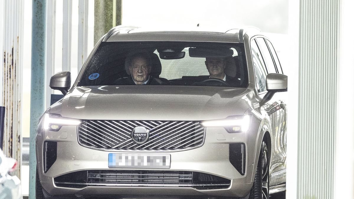 El rey emérito Juan Carlos I en el aeropuerto vigués de Peinador.