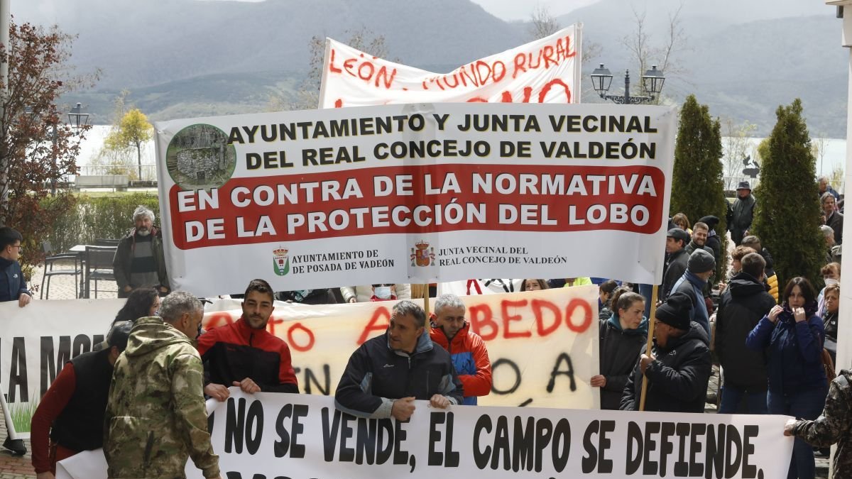 Manifestación en Riaño en abril de 2022 contra la protección del lobo.